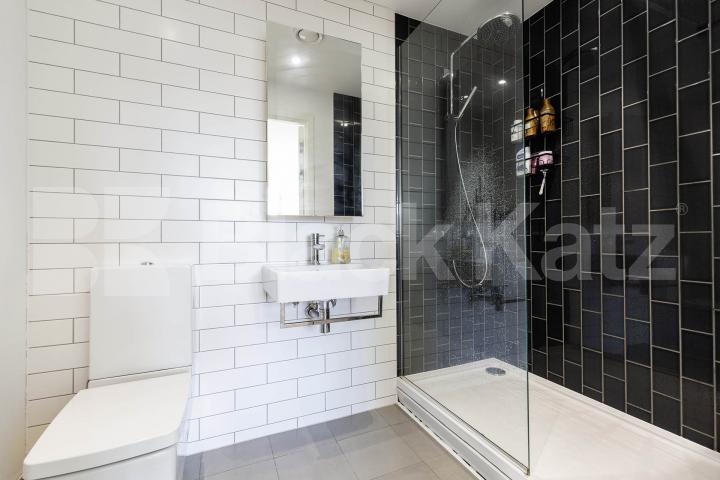 Beautiful 2 bed 2 bath in the popular development in Royal Wharf Admiralty Avenue, Royal Wharf